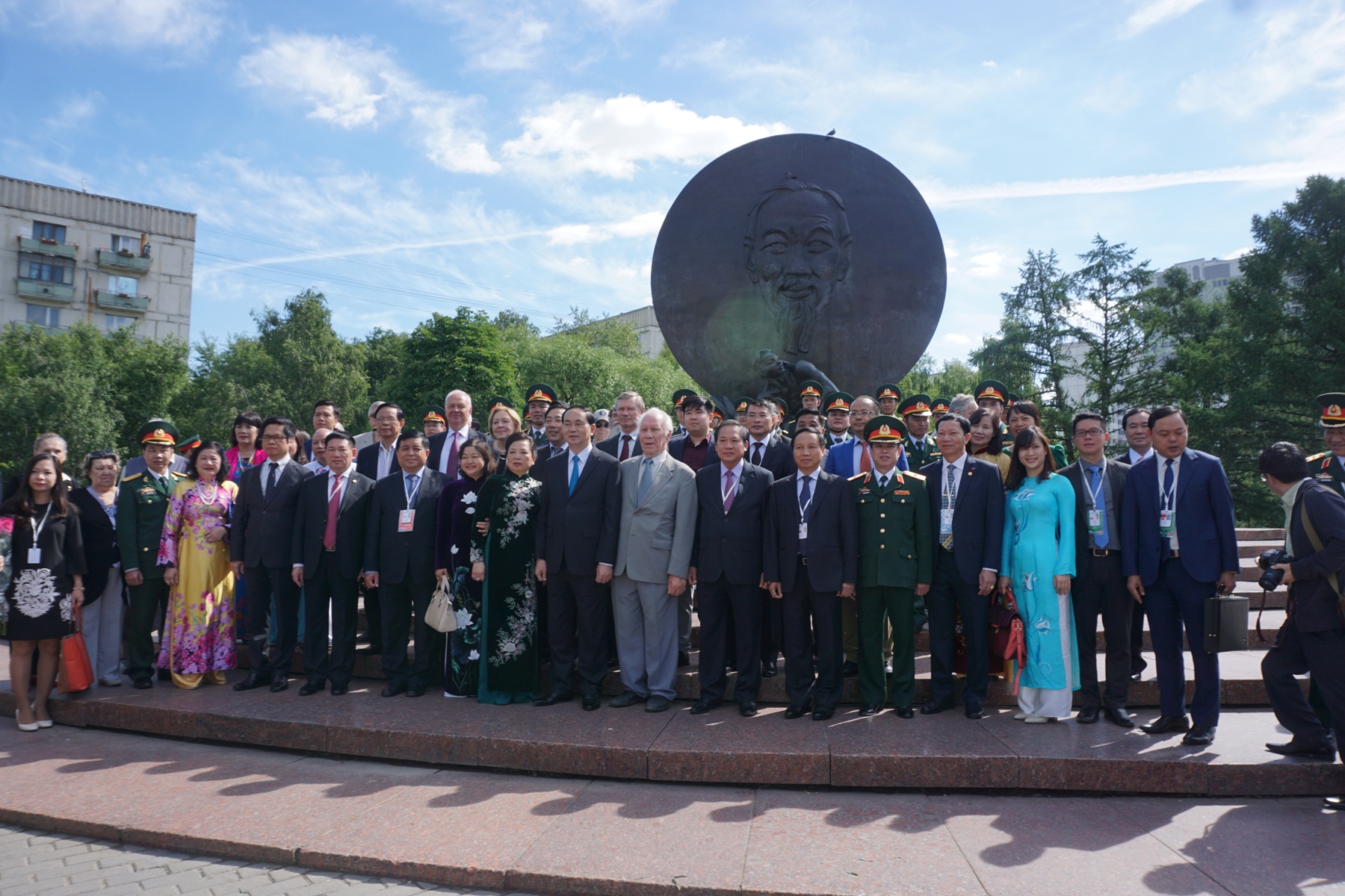Staatspräsident Tran Dai Quang legt Blumenkorbvor der Statue des Präsidenten Ho Chi Minh in Moskau