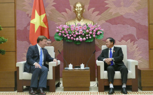 Vize-Parlamentspräsident Do Ba Ty empfängt die Delegation des US-Ausschusses für Streitkräfte