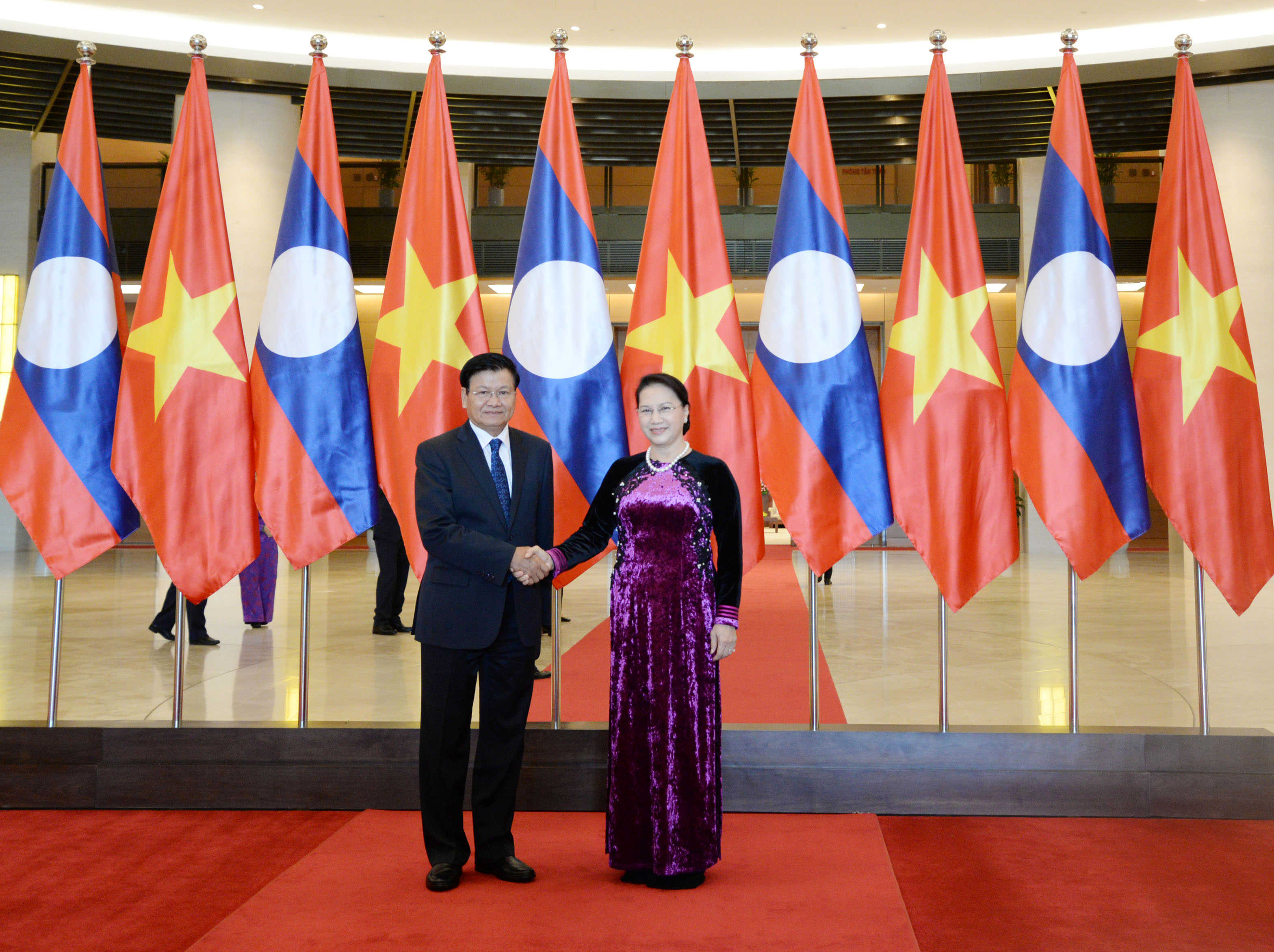 Staatspräsident Tran Dai Quang trifft den laotischen Premierminister Thongloun Sisoulith