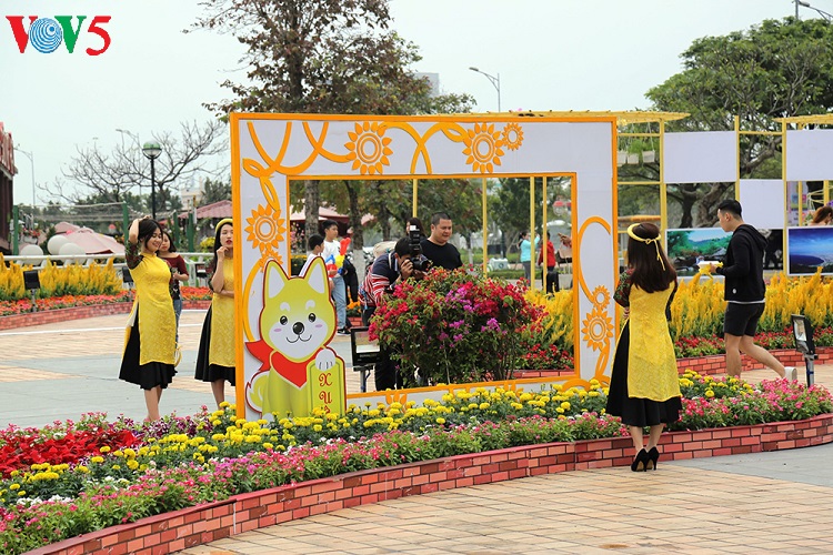 Die Bewohner erwarten fröhlich das Neujahrsfest nach dem Mondkalender
