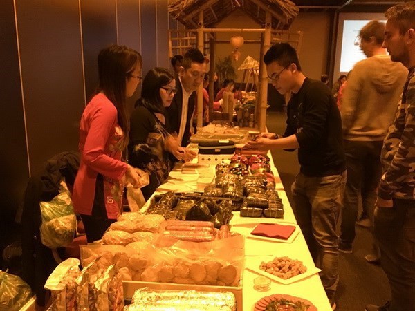 Die im Ausland lebenden Vietnamesen feiern das Neujahrsfest Tet