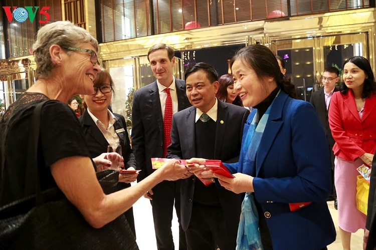 Die ersten ausländischen Gästen besuchen die Ha Long-Bucht