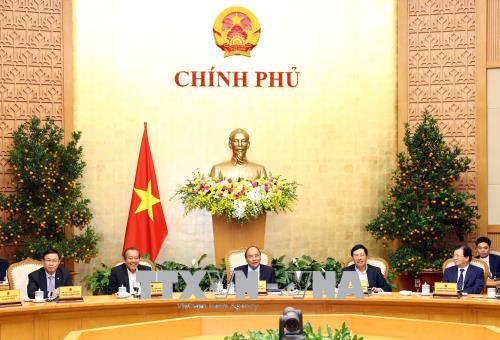 Premierminister Nguyen Xuan Phuc leitet die Regierungssitzung