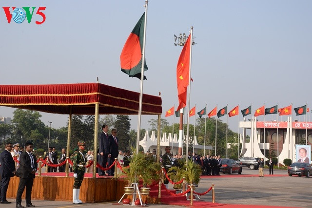 Staatspräsident Tran Dai Quang beginnt den offiziellen Besuch in Bangladesch