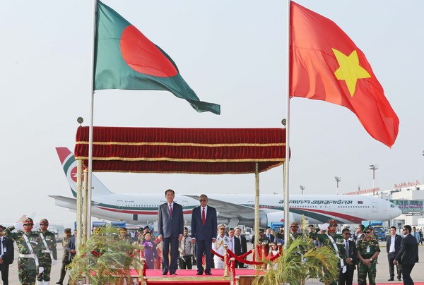 Der Besuch des Staatspräsidenten Tran Dai Quang steht in Schlagzeilen der Zeitungen in Bangladesch