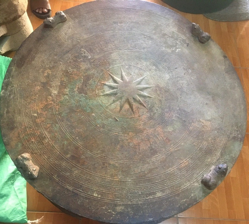 Holen der Bronzetrommel aus dem Fluss Co Chien