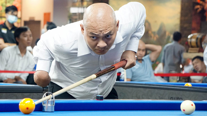 Billardspieler nur mit einer Hand