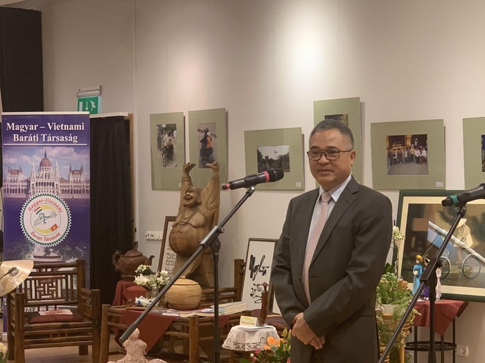 Eröffnung der Foto-Ausstellung und der Präsentation der vietnamesischen Kultur in Ungarn