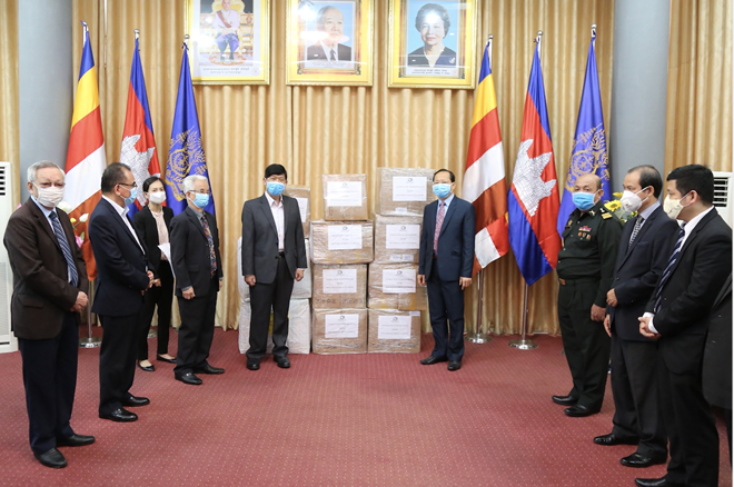 Überreichen von medizinischen Ausrüstungen an Kambodschaner