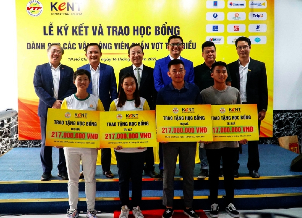 Stipendien für vier ausgezeichnete Tennisspieler