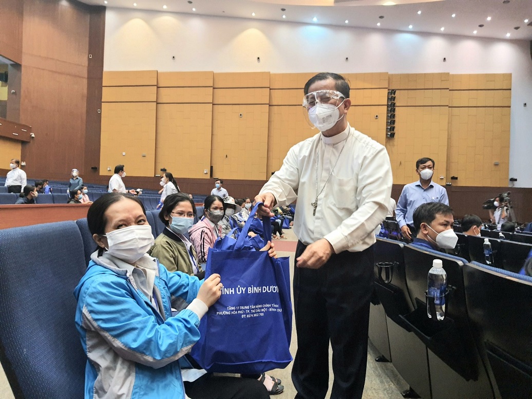 Katholische Mönche und Priester setzen sich freiwillig für Epidemie-Bekämpfung in Binh Duong ein