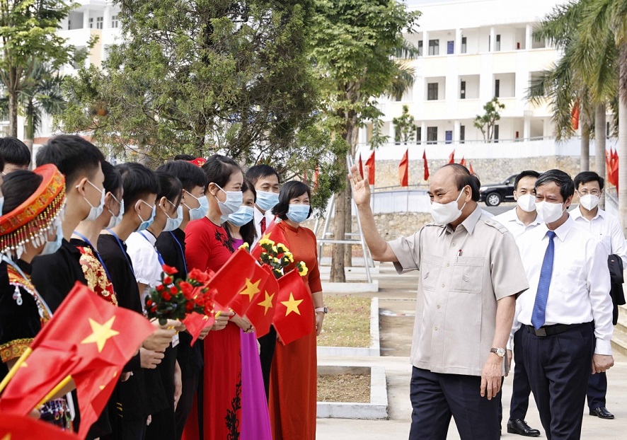 Staatspräsident Nguyen Xuan Phuc nimmt an Zeremonie zum Schuljahresbeginn in Yen Bai teil