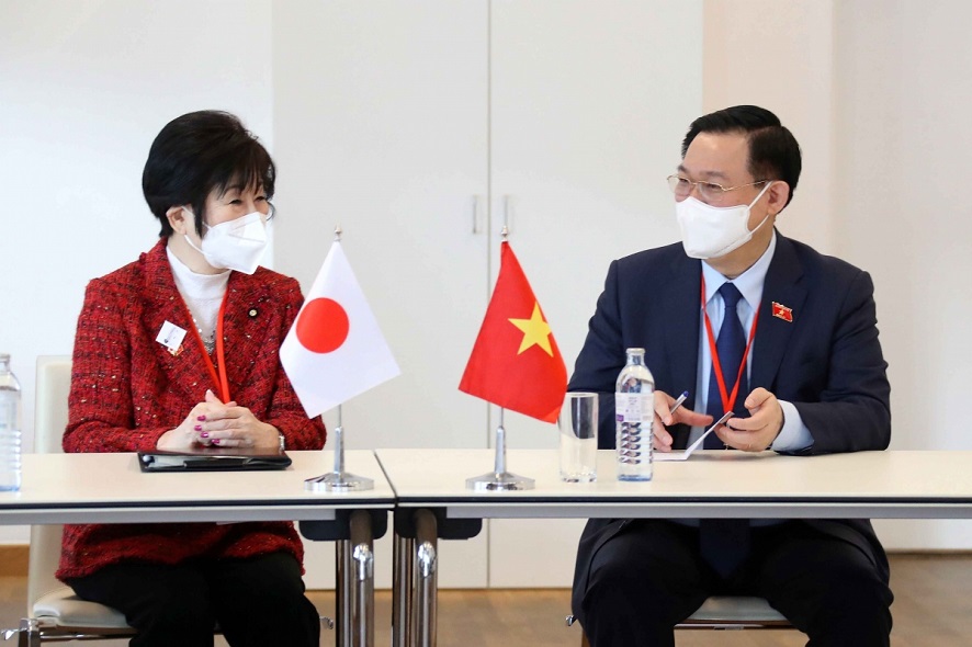Parlamentspräsident Vuong Dinh Hue trifft die Präsidentin des japanischen Oberhauses