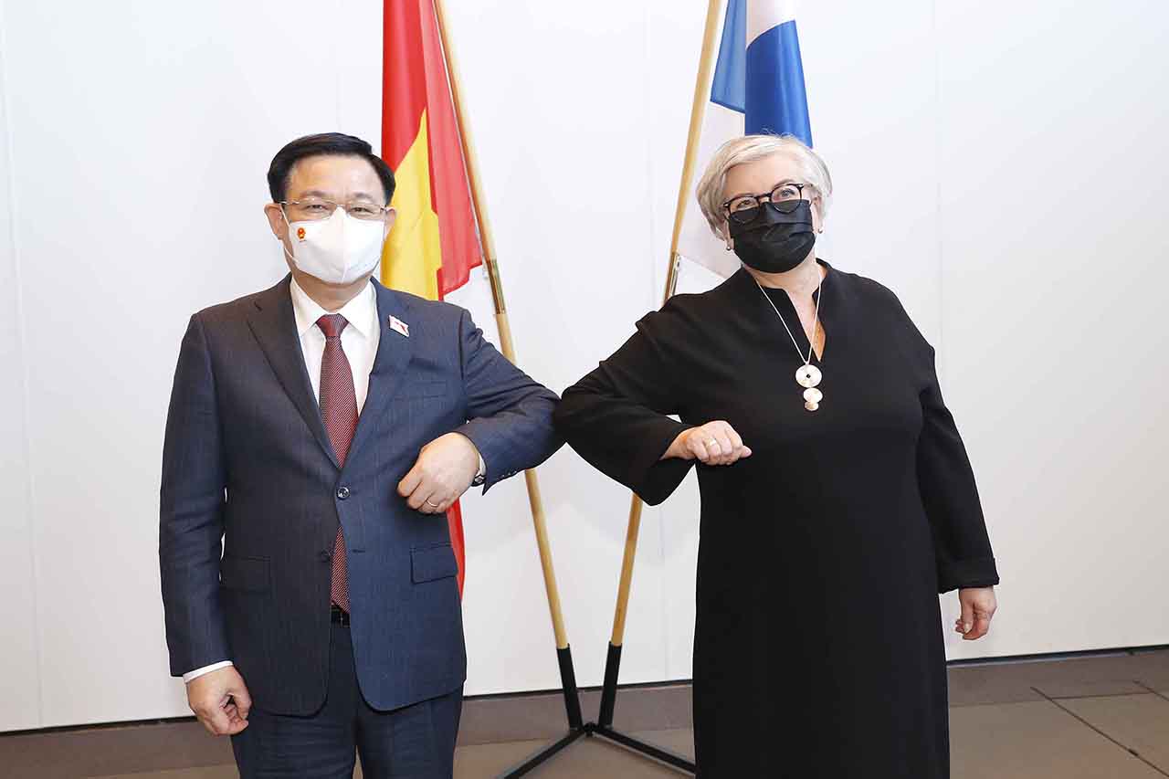 Aktivitäten des Parlamentspräsidenten Vuong Dinh Hue beim Finnland-Besuch