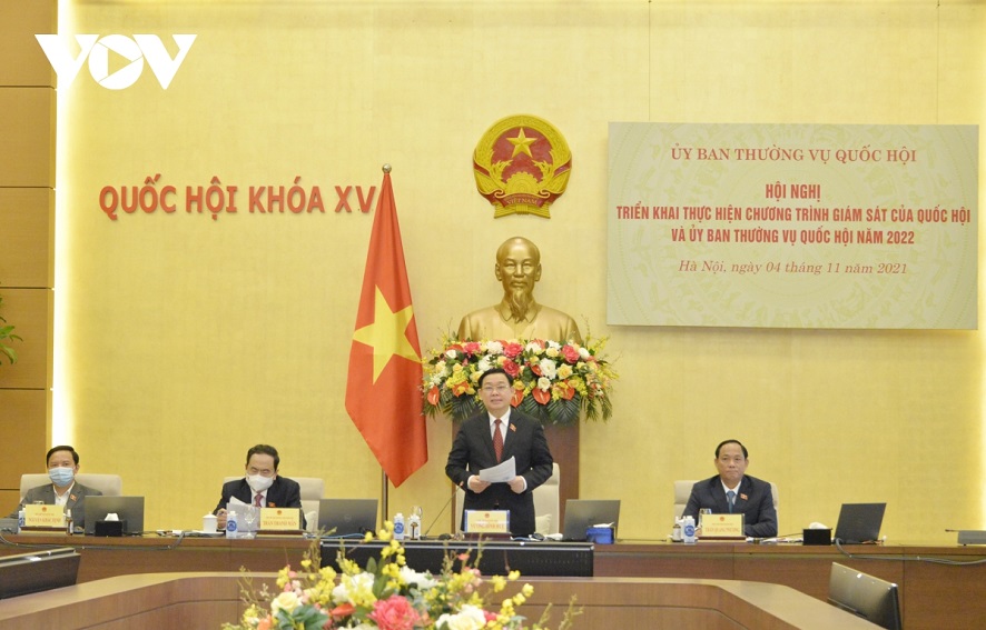 Parlamentspräsident Vuong Dinh Hue leitet die Landeskonferenz über das  Aufsichtsprogramm