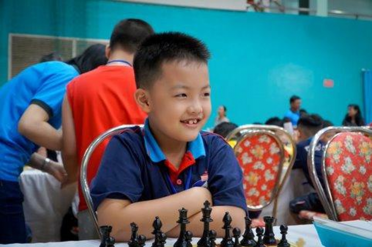Der 8-jährige Tran Duc Duy gewinnt Schachmeistertitel in Asien
