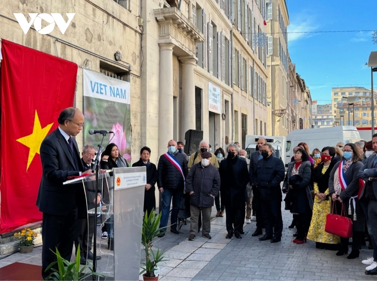 Aufstellung des Schildes zum Gedenken an Präsident Ho Chi Minh in Frankreich