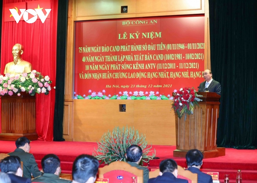 Staatspräsident Nguyen Xuan Phuc nimmt an Feier zum 75. Jahrestag der ersten Exemplare der Zeitung „Volkspolizei” teil