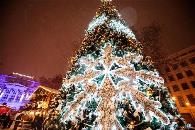 Die Welt feiert Weihnachten in Solidarität gegen Covid-19-Epidemie