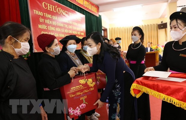 Übergabe von Geschenken an bedürftige Familien in der Provinz Thai Nguyen