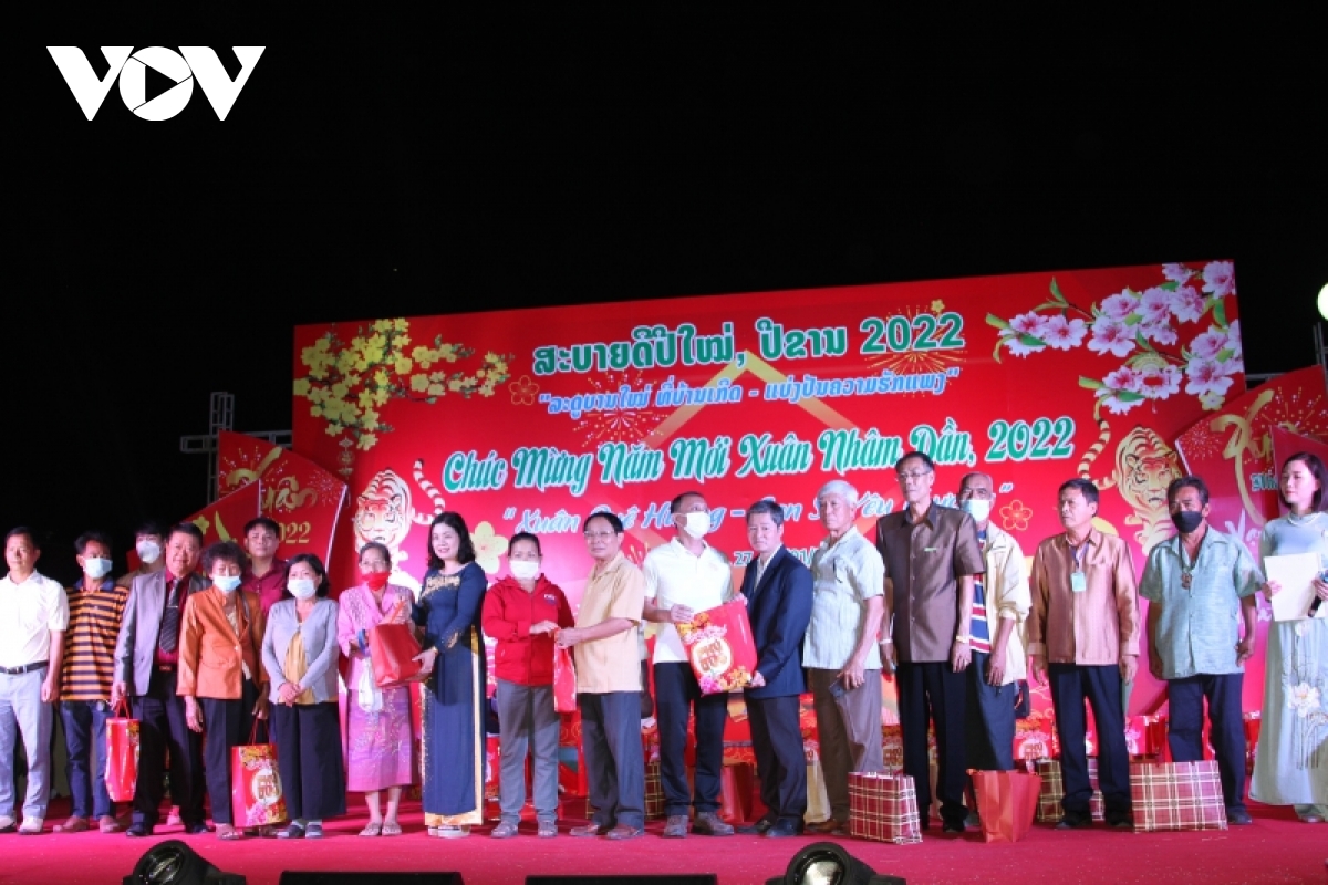 Übergabe der Geschenke an Vietnamesen in Laos