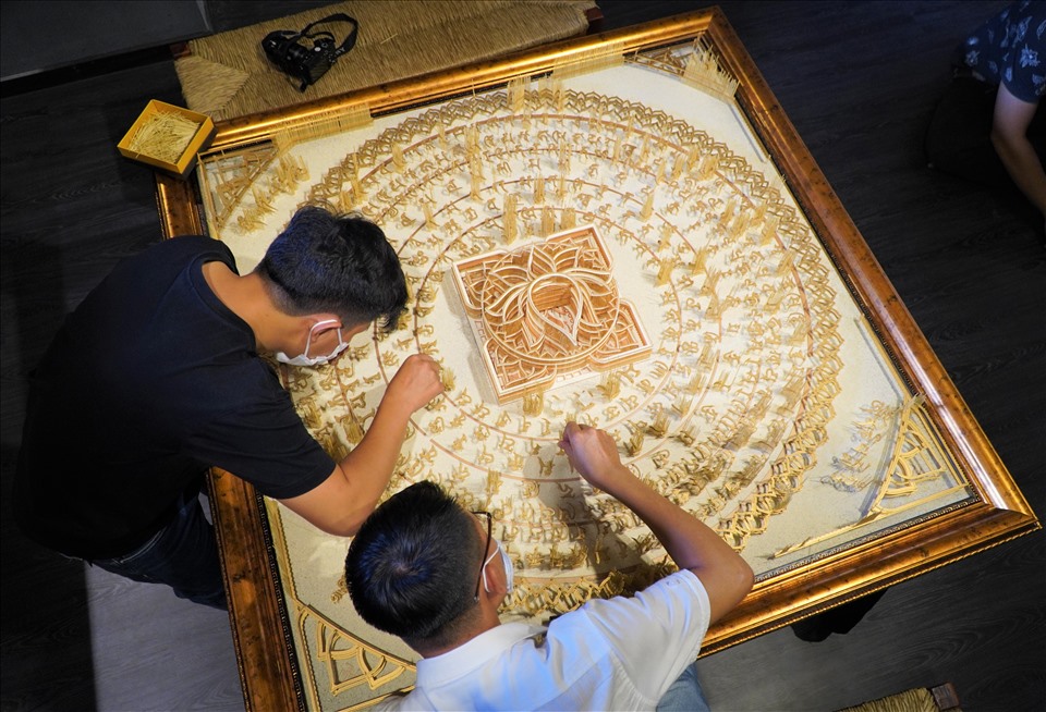 Das Bild „Weltraum Mandala” wird aus 27.000 Zahnstochern gemacht