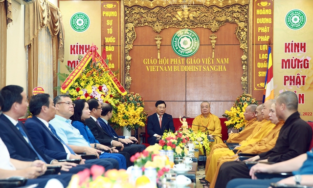 Vize-Premierminister Pham Binh Minh gratuliert zum Vesaktag
