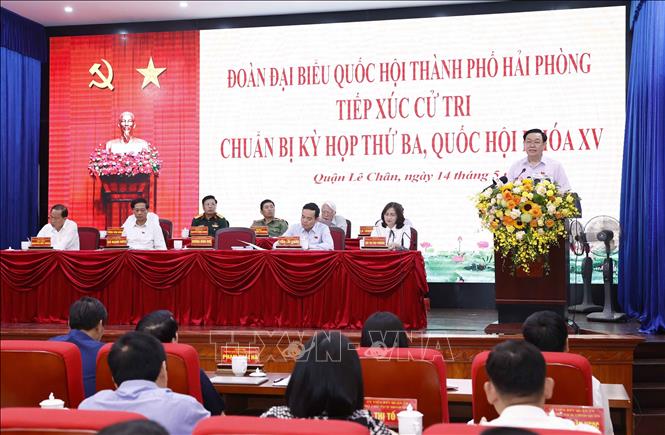 Parlamentspräsident Vuong Dinh Hue trifft Wähler in Hai Phong