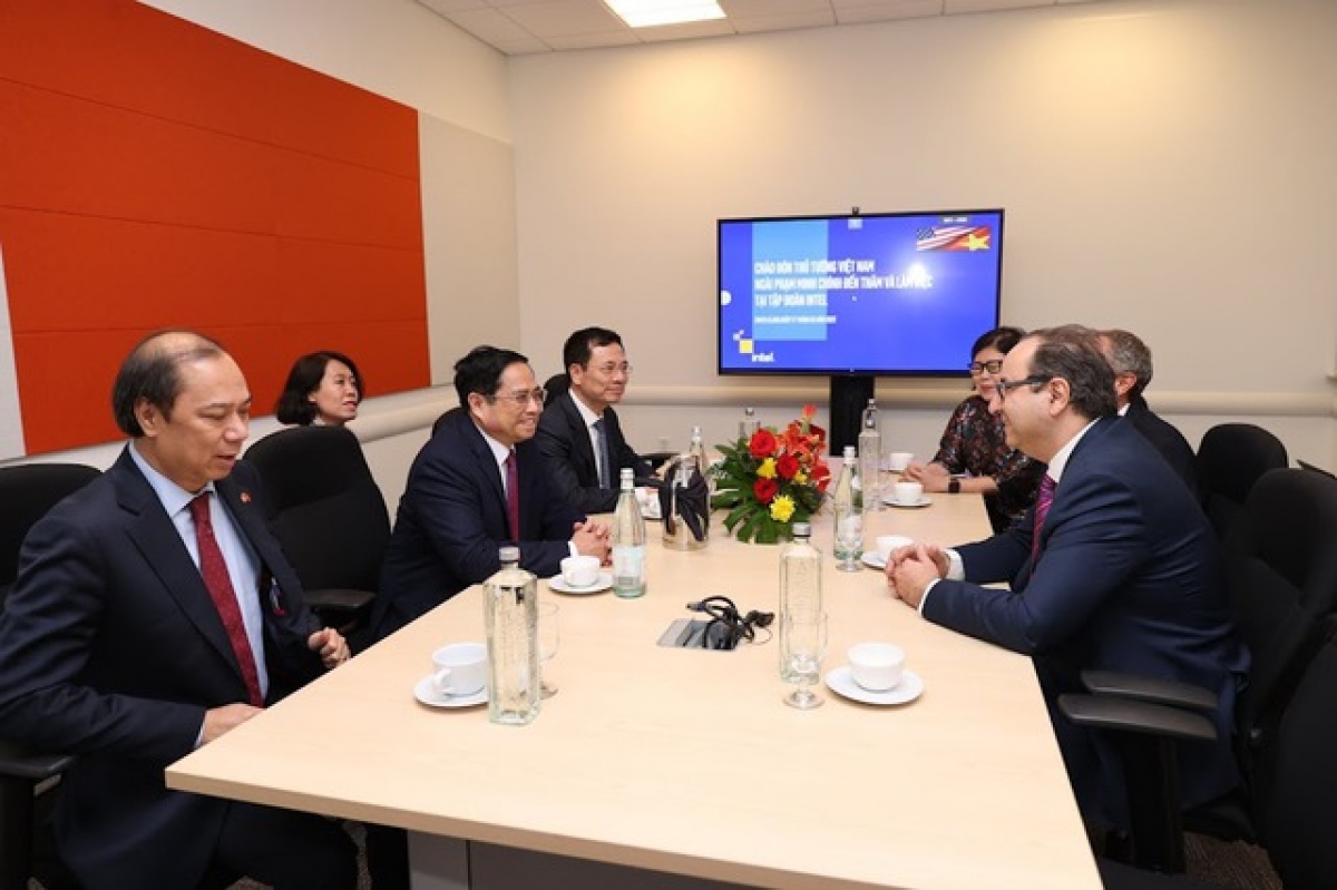 Premierminister Pham Minh Chinh trifft Vertreter der weltweit führenden Konzerne