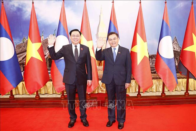 Parlamentspräsident Vuong Dinh Hue beendet seinen Besuch in Laos