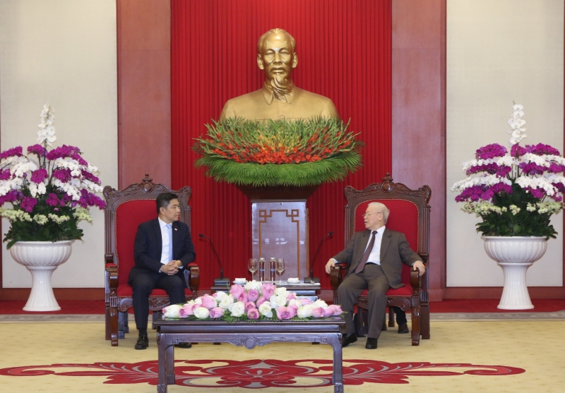 KPV-Generalsekretär Nguyen Phu Trong empfängt den singapurischen Parlamentspräsidenten