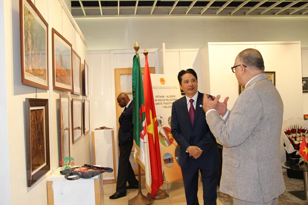 Eröffnung der Ausstellung und Vorstellung der vietnamesischen Waren in Algerien