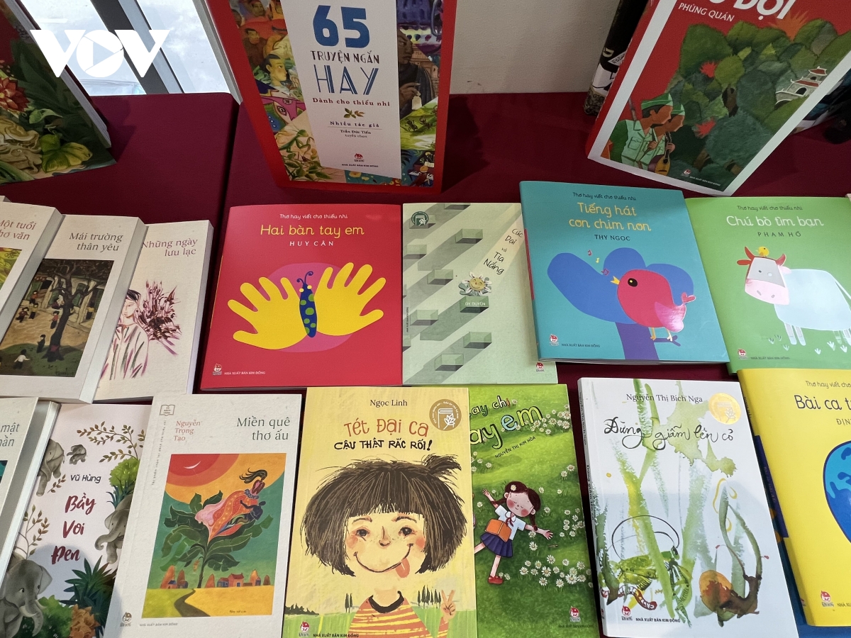 Publikation von 65 Gedichten und 65 kurzen Geschichten für Kinder