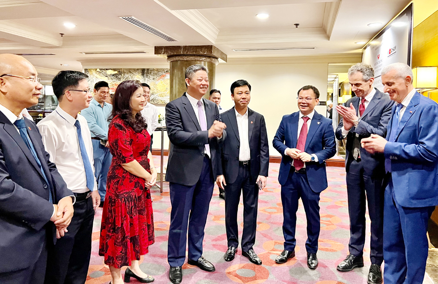 Verbindung der industriellen Produktionsunternehmen von Hanoi und italienischen Unternehmen
