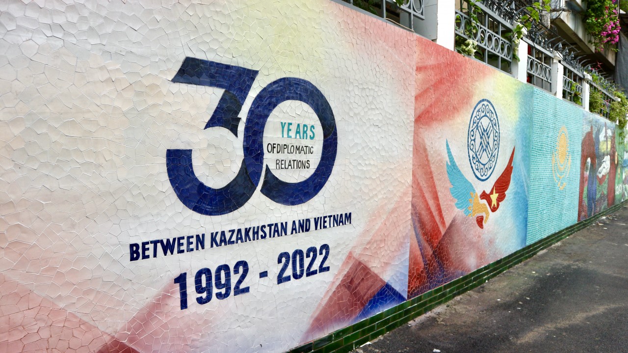 Eröffnung des Wandmosaiks zum 30. Jahrestag der Aufnahme diplomatischer Vietnam-Kasachstan-Beziehungen