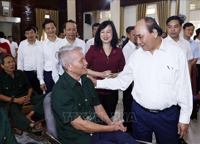 Staatspräsident Nguyen Xuan Phuc: Partei und Staat kümmern sich immer um Menschen mit Verdiensten