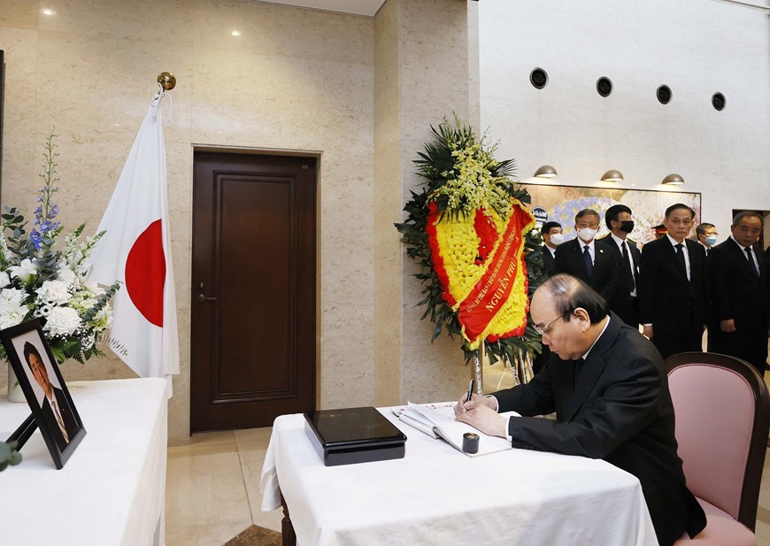 Die Spitzenpolitiker Vietnams schreiben ins Kondolenzbuch zum Gedenken des japanischen Ex-Premierministers Abe Shinzo