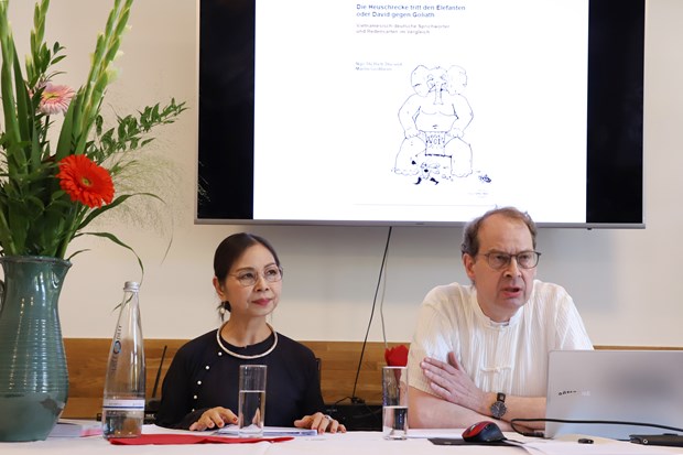 Deutschen Freunden und zweiter Generation der Vietnamesen in Deutschland Sprache und Kultur Vietnams beibringen