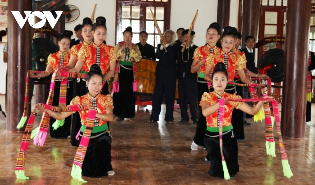 Großer Auftritt des Xoe-Tanzes der Volksgruppe Thai