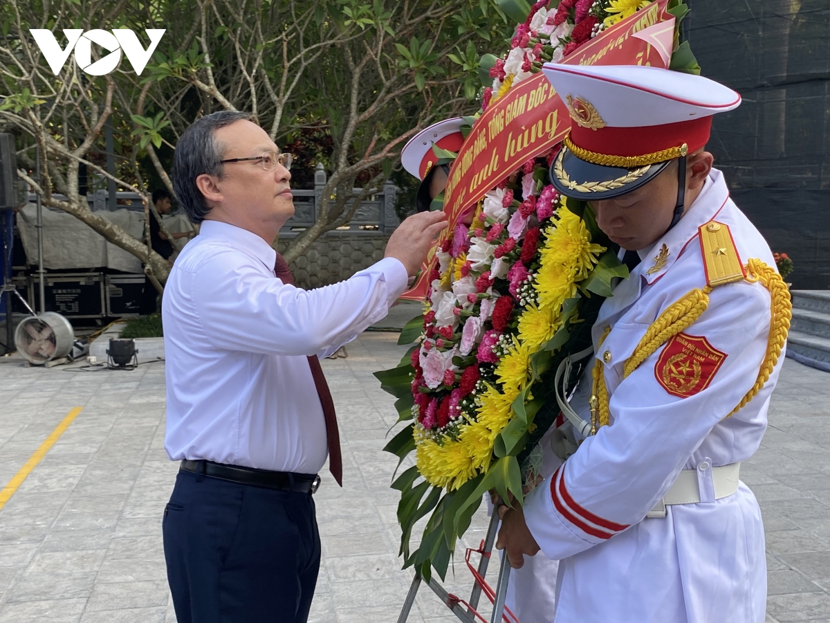 VOV-Intendant Do Tien Sy besucht Friedhof der gefallenen Soldaten Vi Xuyen