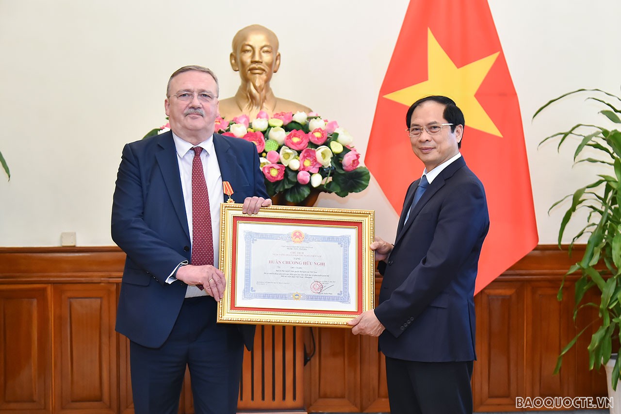 Verleihung des Freundschaftsordens an den ungarischen Botschafter in Vietnam Orz Csaba
