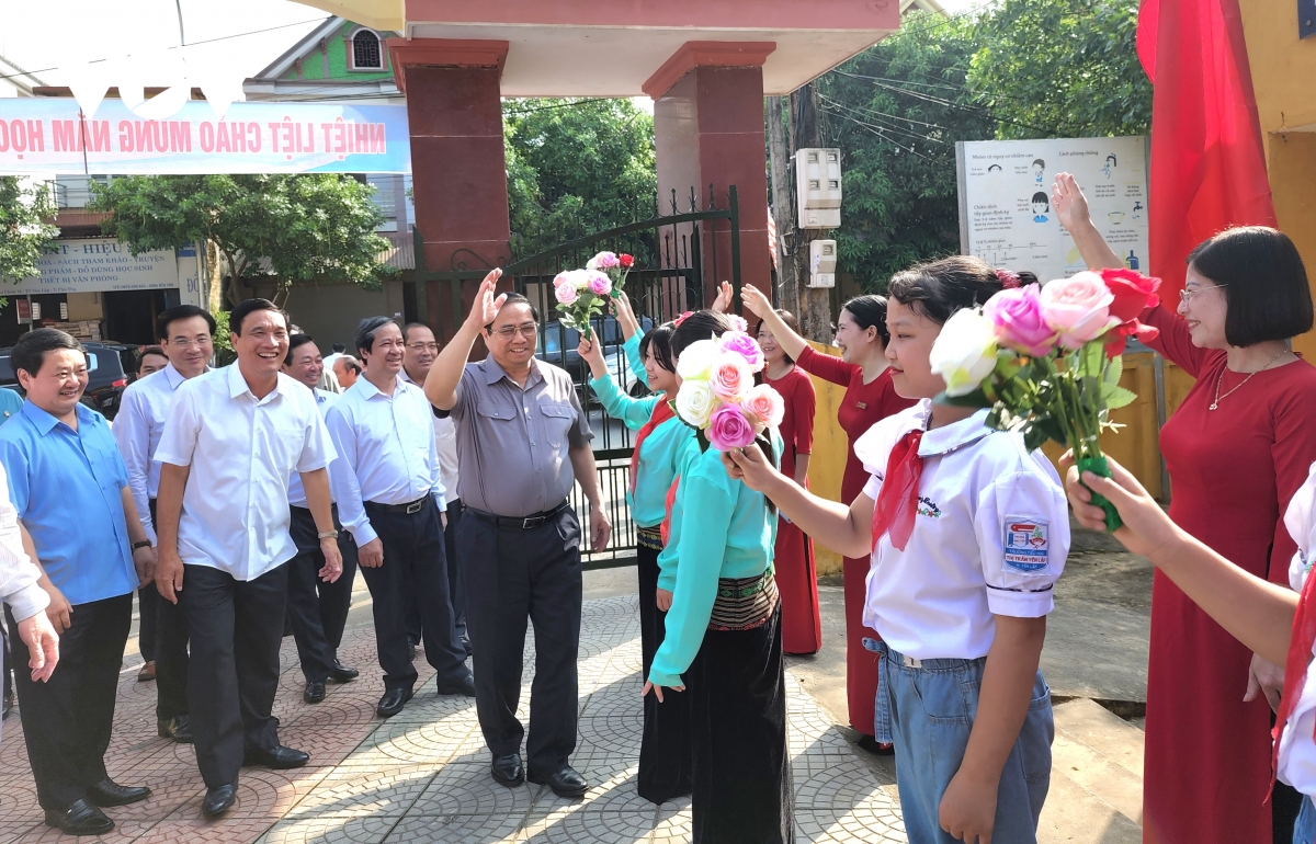 Premierminister Pham Minh Chinh besucht Grundschule Yen Lap in der Provinz Phu Tho