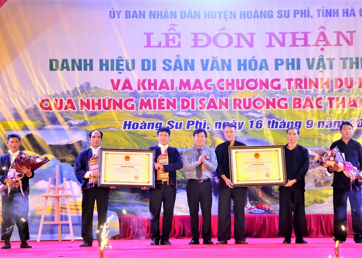 Eröffnung des Programms „Reise durch Reis-Terrassen in Hoang Su Phi“
