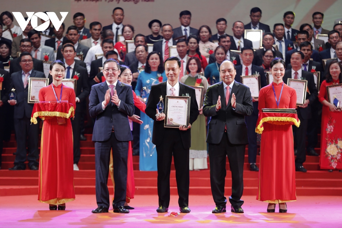 Staatspräsident Nguyen Xuan Phuc nimmt an der Ehrenzeremonie der ausgezeichneten Bauern teil