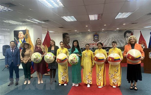 Vorstellung der vietnamesischen Ao-Dai-Tracht in Venezuela