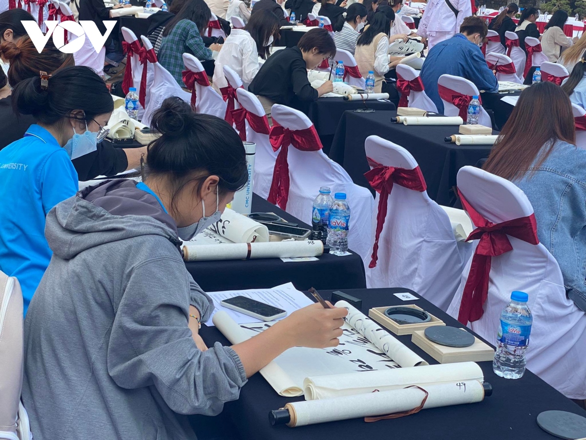 Aussagen von Präsident Ho Chi Minh werden durch koreanische Kalligraphie dargestellt