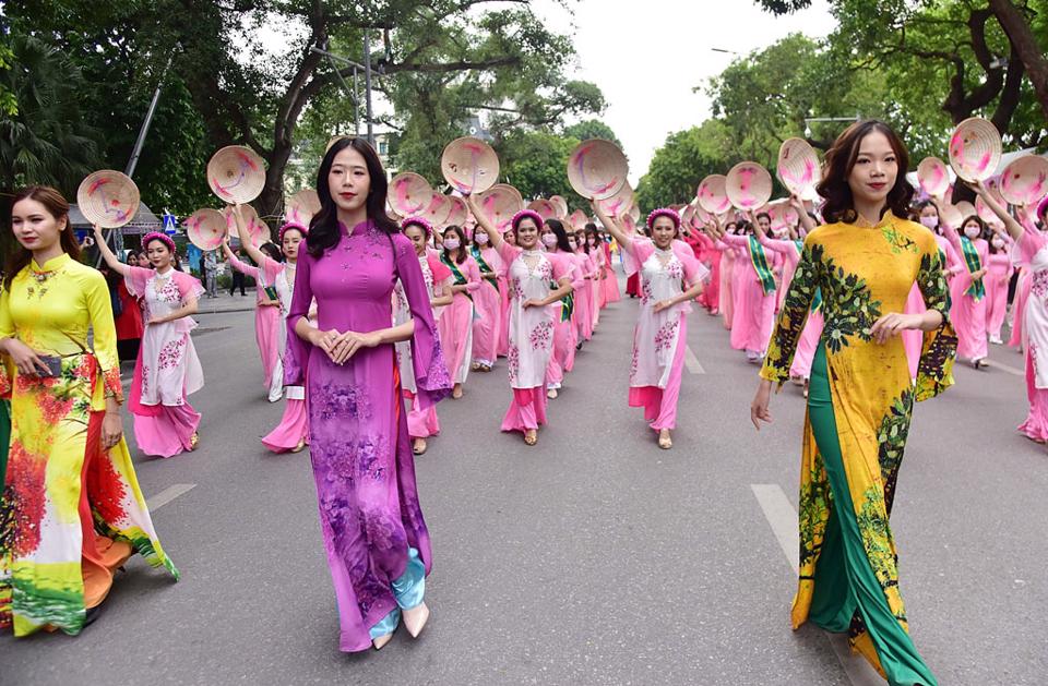 Fest der Tracht  Ao Dai in Hanoi