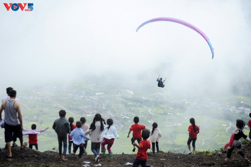 Gleitschirmfliegen-Wettbewerb PuTaleng in der Bergprovinz Lai Chau
