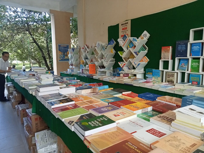 Buchmesse „Hue – Kulturebe” in der Kaiserpalast Hue