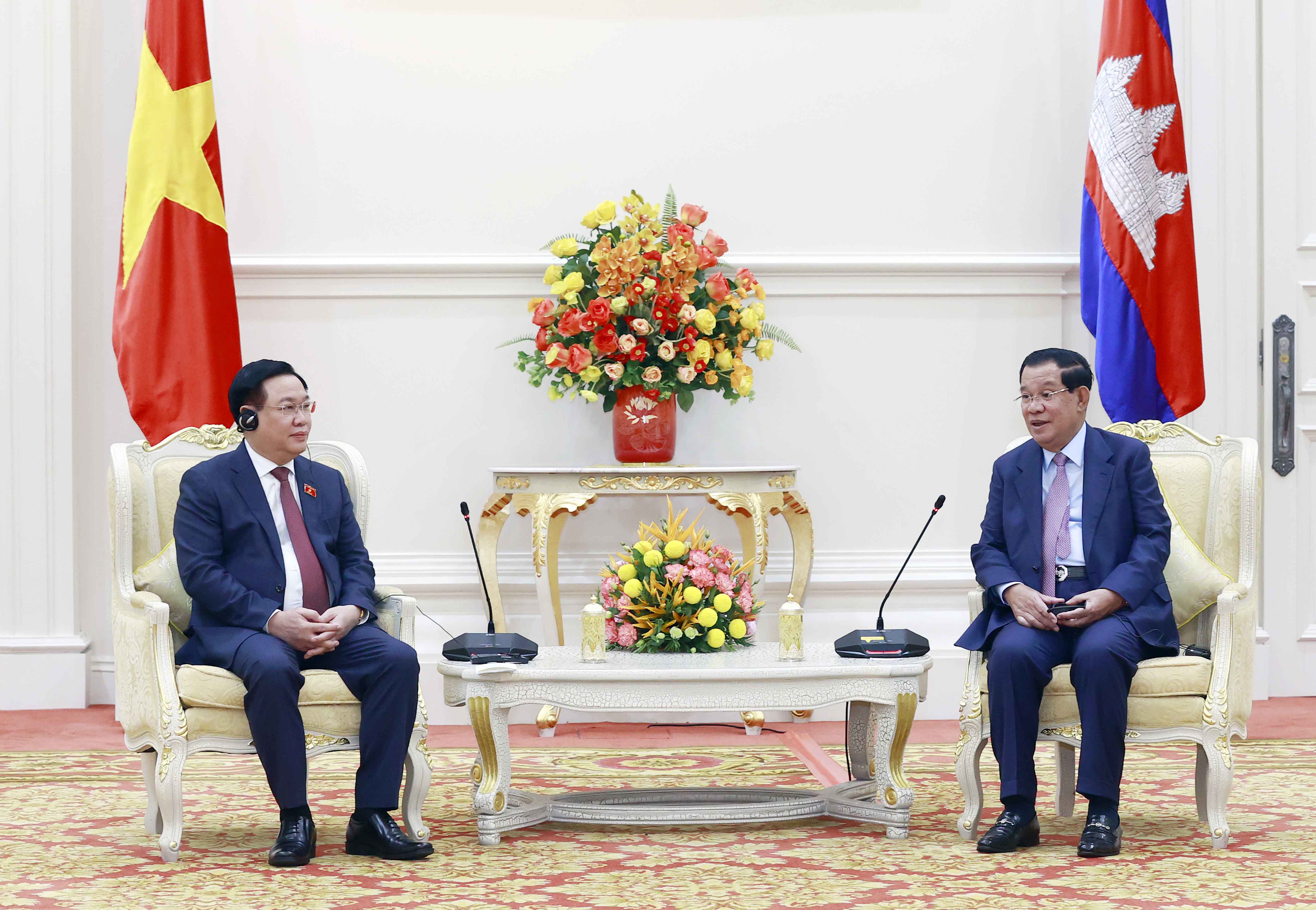 Parlamentspräsident Vuong Dinh Hue trifft kambodschanischen Premierminister